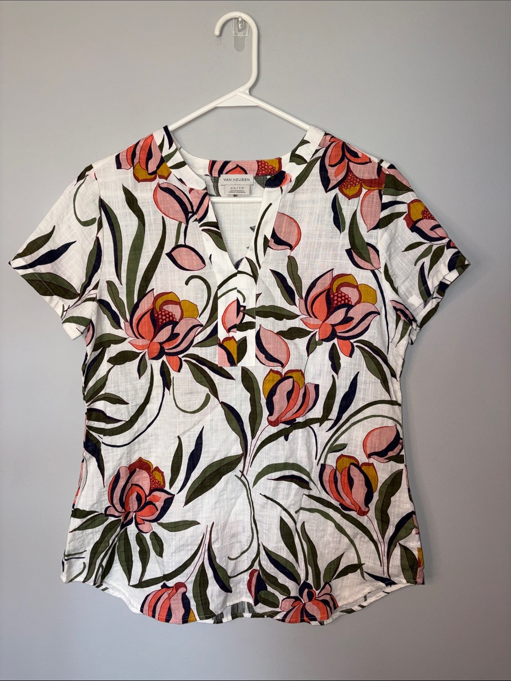 Van Heusen White Floral Short-Sleeve Split-Neck Top XS